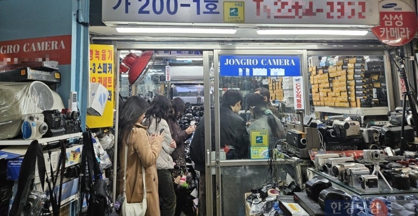 2만원 하던 게 50만원…"없어서 못 산다" 2030 女 오픈런 [현장+]