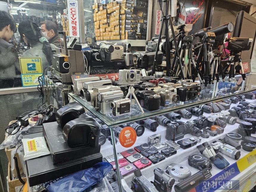 지난 5일 오후 5시 30분경 서울 종로구 세운상가 내 카메라 판매점에서 빈티지 디지털 카메라가 전시되어 있다. /사진=박수빈 기자