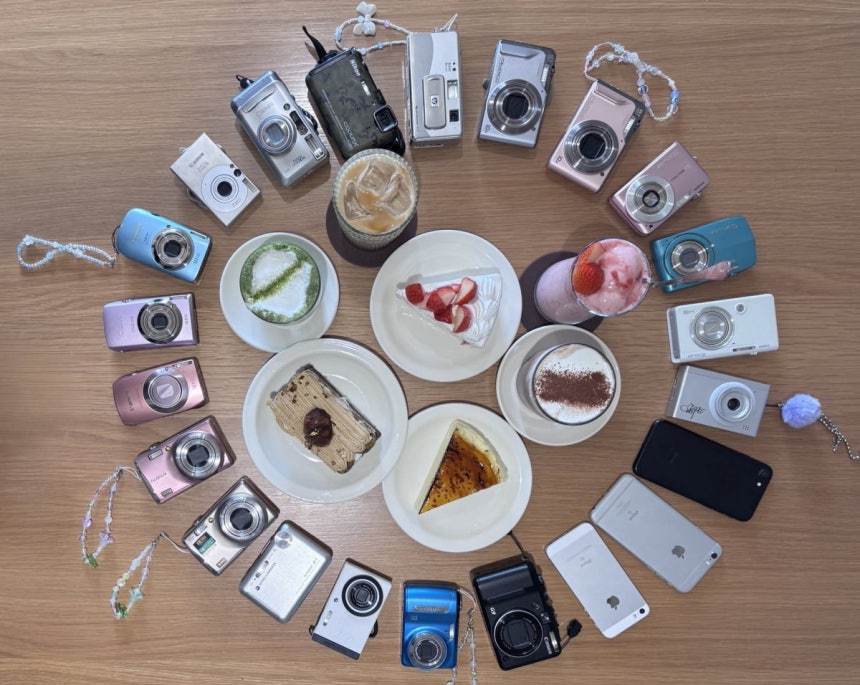 2030여성들이 빈티지 디지털 카메라 취미를 즐기기 위해 모여 '디놀'을 하는 모습. /출처=@leuie x 계정 갈무리