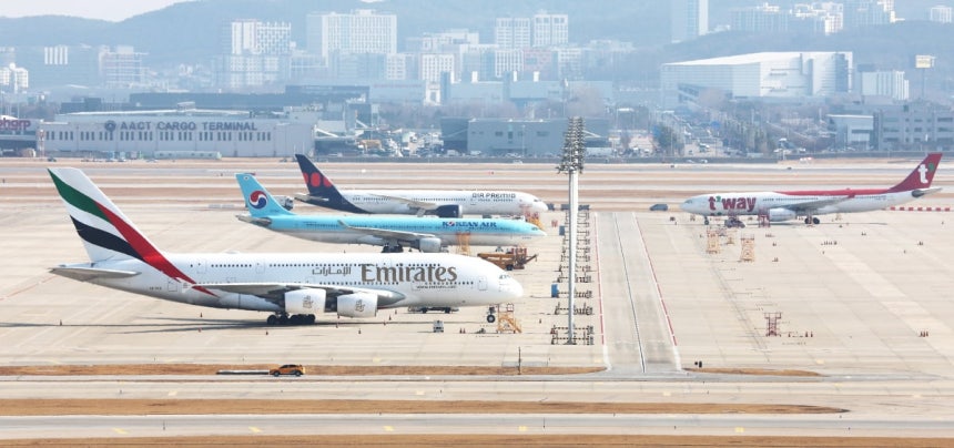 4일 인천국제공항에 에미레이트 항공 A-380 여객기가 계류하고 있다. 해당 여객기는 지난달 28일 오후 아랍에미리트(UAE) 두바이에서 인천공항에 도착해 1일 밤 승객을 태우고 