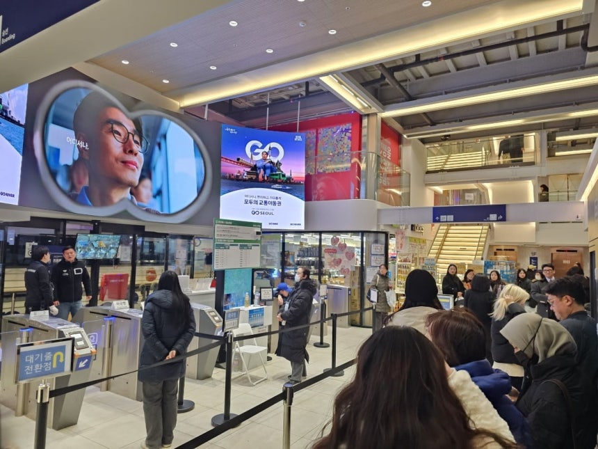 쌀쌀한 날씨에도 북적…한강버스 탄 외국인 "이런 풍경 처음" [현장+]