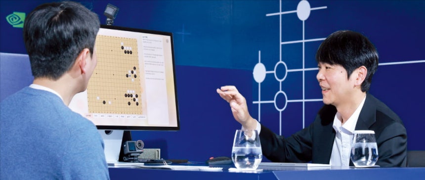 바둑기사 이세돌 9단이 9일 서울 포시즌스호텔에서 AI 에이전트와 협업해 대국을 펼치고 있다. AI 스타트업 인핸스가 주최한 이번 행사는 2016년 알파고 대국이 열렸던 같은 장소에서 10년 만에 열렸다. 최혁 기