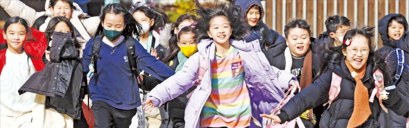 새 학기, 친구랑 신난 아이들 '교실 감염' 주의하세요