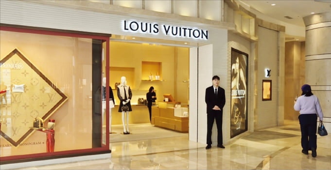 사라진 '부의 효과'…백화점 결제 20% 뚝