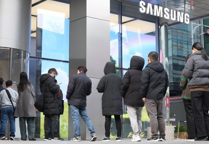 삼성전자의 스마트폰 '갤럭시S26 시리즈'가 공식 출시된 11일 서울 서초구 삼성 강남 매장에서 구매자들이 줄을 서 있다. 사진=연합뉴스