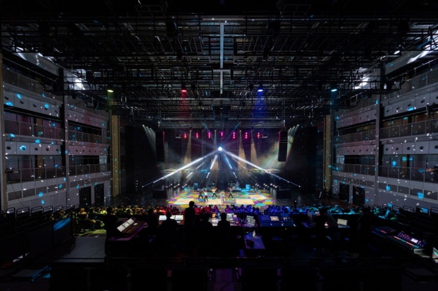 국립아시아문화전당의 예술극장 1관에서 공연이 열리는 모습. 이 극장은 국내 최대 규모의 블랙박스형 구조로 지어졌다. ACC 제공