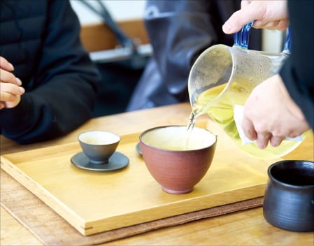 눈·입으로만 즐기던 제주…손으로 빚고, 오름 걷고, 茶를 느끼다