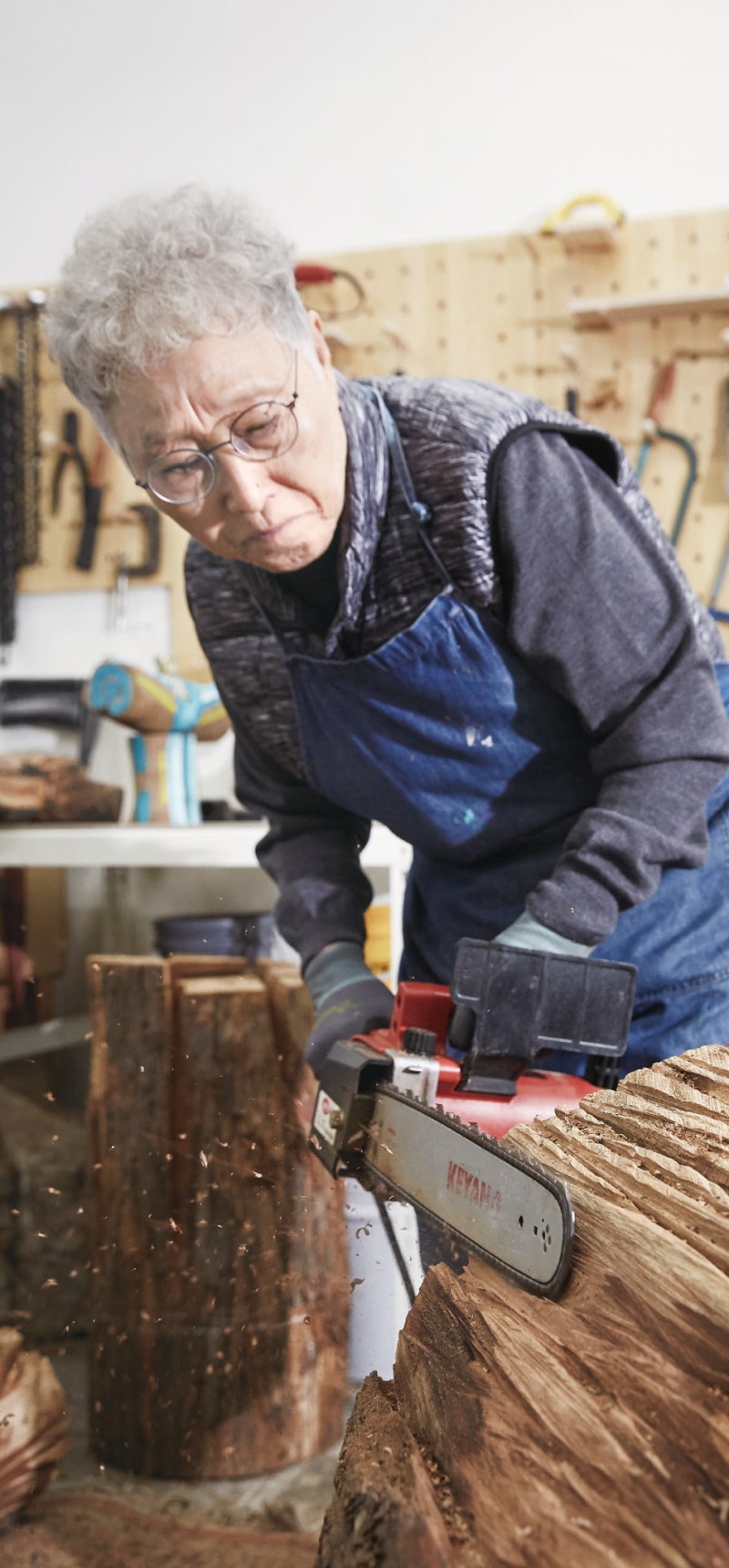 "나무가 바로 나예요"…백발의 91세 현역작가, 오늘도 전기톱을 든다