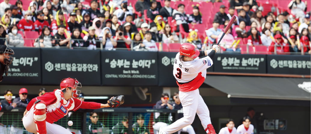 올해도 뜨거운 야구…시범경기 첫날 1.8만명 몰렸다