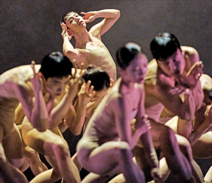 따로 놀던 무용수마저 군무에 편입…기묘한 일체감에 '섬뜩'