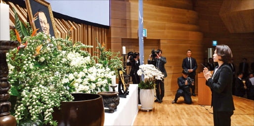 故이해찬 前총리 49재…김혜경·권양숙 여사 참석