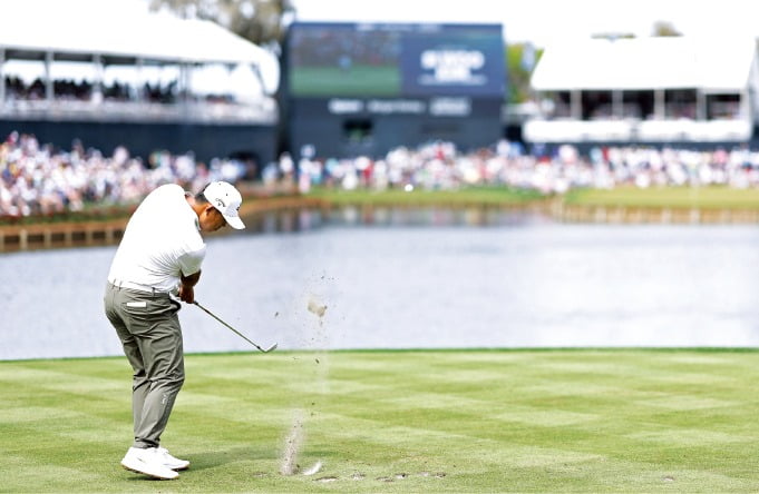 우즈 '전설의 퍼트' 25주년…17번홀 그대로 재현