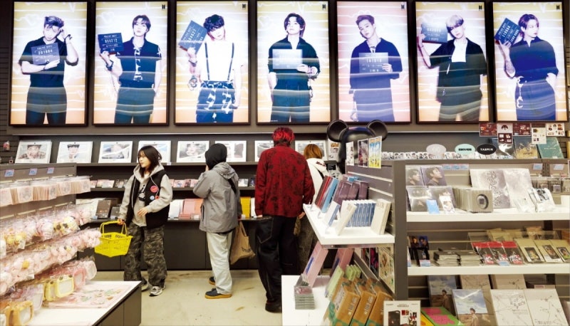 [포토] 컴백 공연 앞두고 “BTS 굿즈 사러 왔어요”