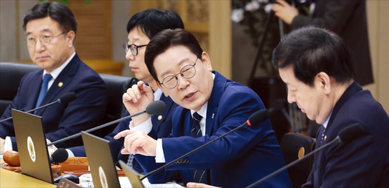 李대통령 "유류세 인하보단 '전쟁 추경'으로 취약계층 직접 지원"