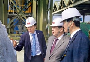 우오현 "현장에 AI·로봇 도입"