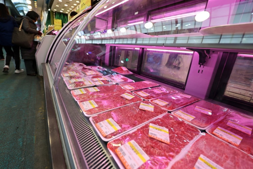 서울 시내 한 전통시장 정육점 모습. 사진=뉴스1