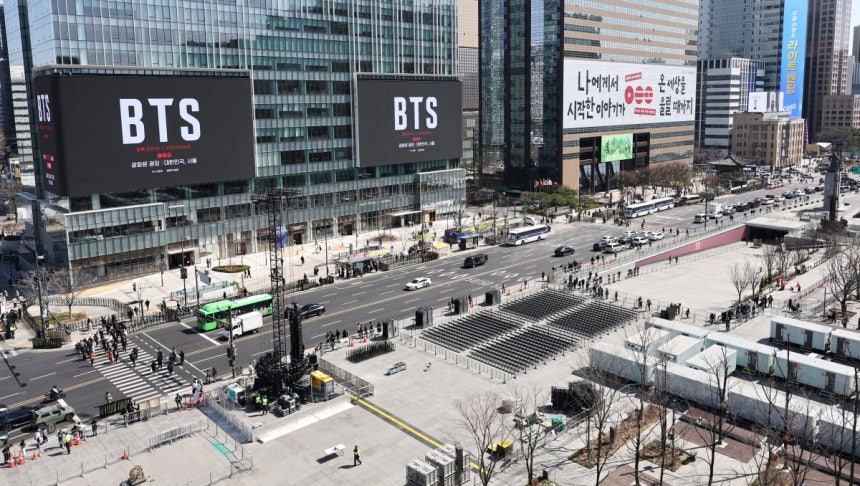 방탄소년단(BTS) 완전체 컴백 공연이 이틀 앞으로 다가온 19일 서울 광화문광장 인근 빌딩 전광판에 컴백 공연을 알리는 광고가 표출되고 있다. 사진=뉴스1