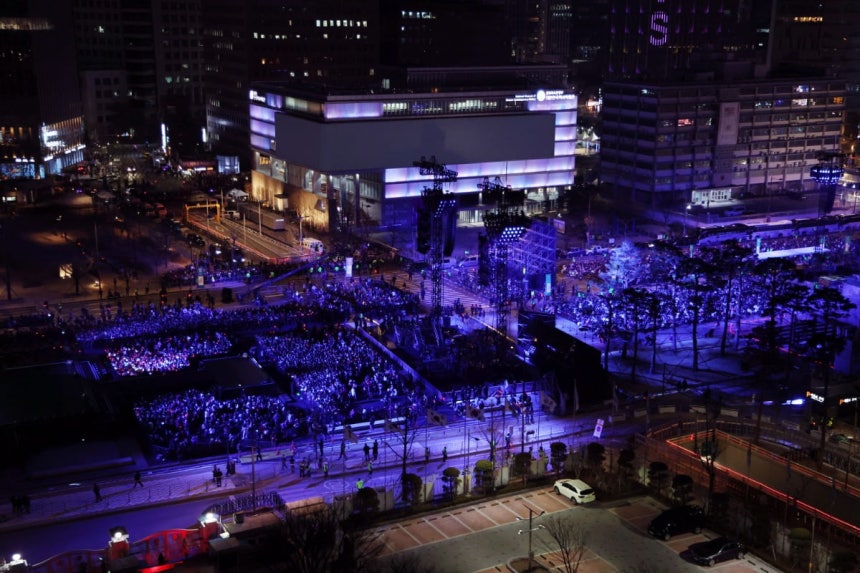 21일 오후 서울 종로구 광화문광장 방탄소년단(BTS) 컴백 공연 무대 관객석에서 아미들이 공연 시작을 기다리고 있다./사진=뉴스1