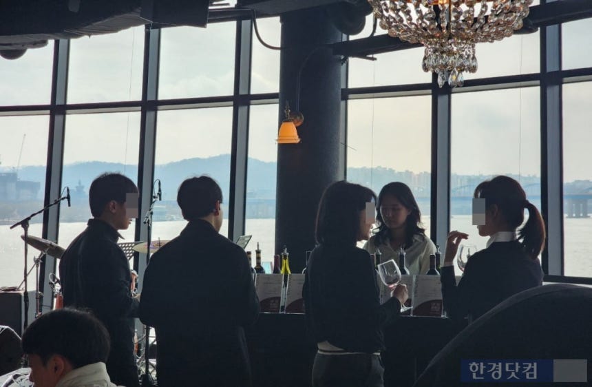 제임스 서클링 TOP 100 스페셜 테이스팅 시음회에서 참가자들이 와인을 마시고 있다.사진=오세성 기자