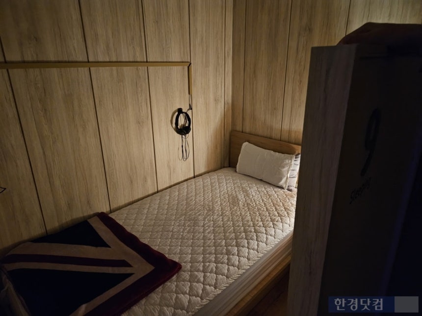 지난 23일 서울 강남구 역삼동에 위치한 한 수면카페에 마련된 수면실. 귀마개와 소음을 차단할 수 있는 헤드폰도 제공된다. /사진=박수빈 기자