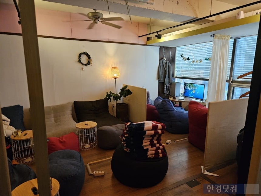 지난 23일 오후 3시경 서울 강남구 역삼동에 위치한 한 수면카페에 마련된 빈백 등 휴식 공간에 몇몇 방문객이 잠을 자거나 휴식을 취하고 있다. /사진=박수빈 기자