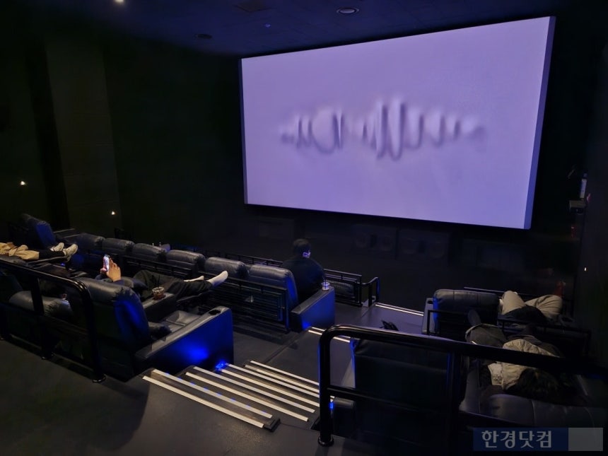 지난 23일 정오경 서울 서초구 서초동 메가박스 강남 리클라이너관에서 사람들이 낮잠을 자고 있다. /사진=박수빈 기자