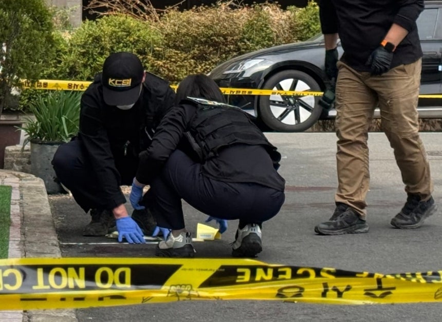 27일 오전 11시 36분께 창원시 성산구 한 아파트 인근 주차장에서 칼부림이 발생해 20대 여성이 심정지 상태로 이송되고 30대 남성이 크게 다쳐 이송됐다. 사진은 과학수사단 감