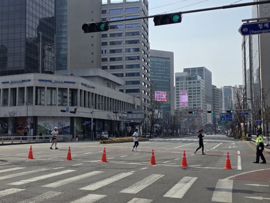 신호등에 초록불이 들어왔지만 마라톤 대회로 인해 통제가 되어 지나갈 수가 없는 모습이다./사진=이정우 기자