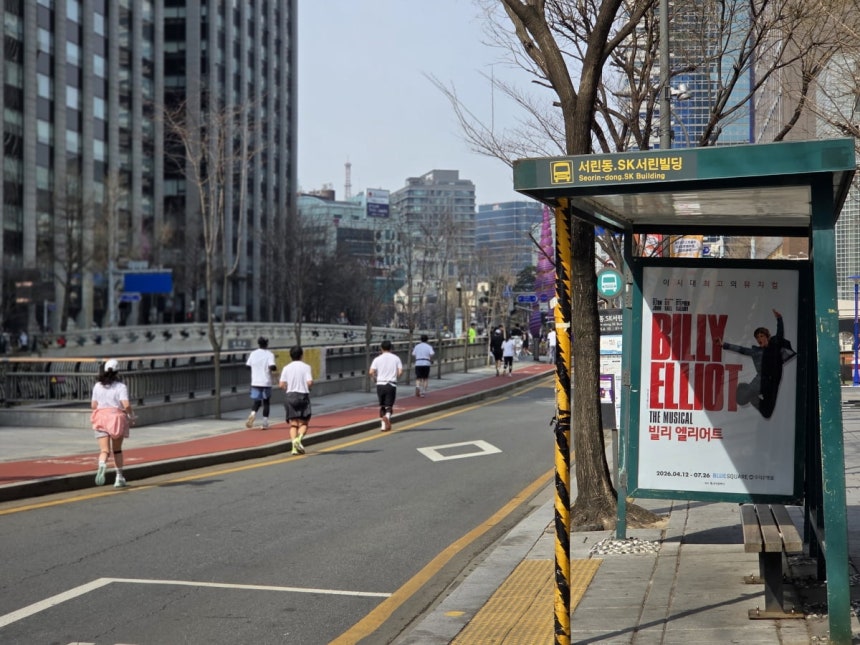 마라톤 대회로 인해 시내버스가 들어오지 못해 버스 정류장이 텅 비어있는 모습이다./사진=이정우 기자