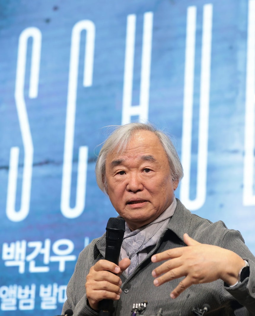 피아니스트 백건우가 30일 서울 영등포구 신영체임버홀에서 가진 데뷔 70주년 기자간담회에서 취재진 질문에 답하고 있다./사진출처.뉴스1.