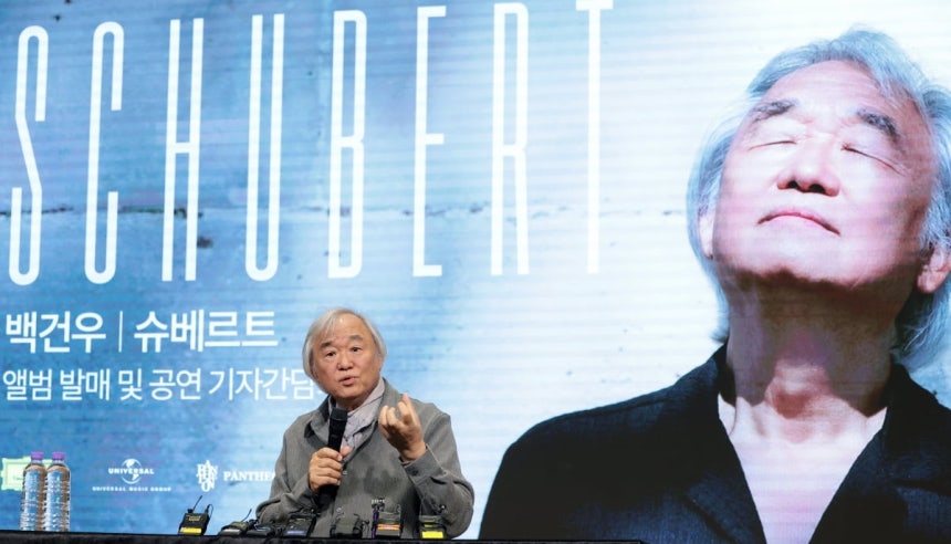 피아니스트 백건우가 30일 서울 영등포구 신영체임버홀에서 가진 데뷔 70주년 기자간담회에서 취재진 질문에 답하고 있다./사진출처.뉴스1.