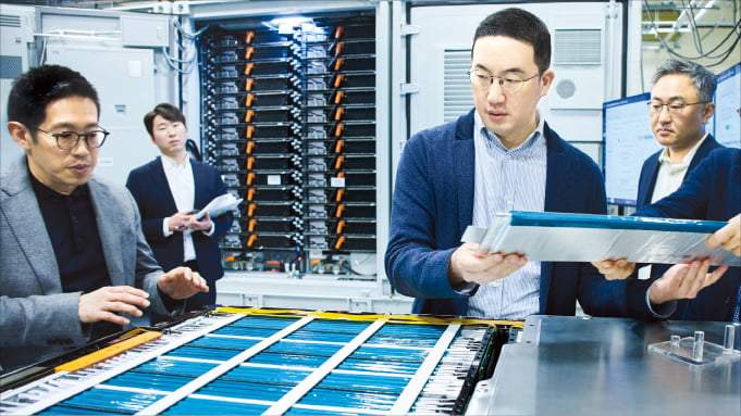 구광모 LG그룹 회장(오른쪽 두 번째)이 지난달 30일 미국 매사추세츠주에 있는 LG에너지솔루션의 시스템통합(SI) 자회사 버테크를 찾아 에너지저장장치(ESS) 배터리팩에 들어가는 파우치형 배터리셀을 살펴보고 있다.
