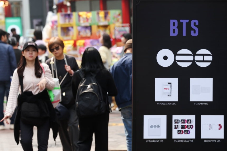 서울 중구 명동 거리가 관광객들로 북적이고 있다.사진=뉴스1