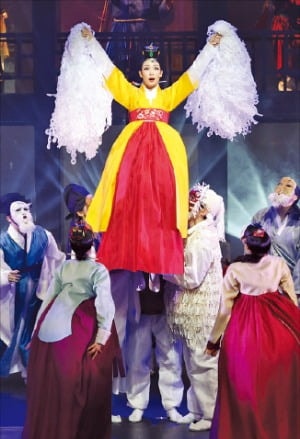 100년 전 '소춘대유회' 광대들…정동극장 후배와 흥겨운 협연