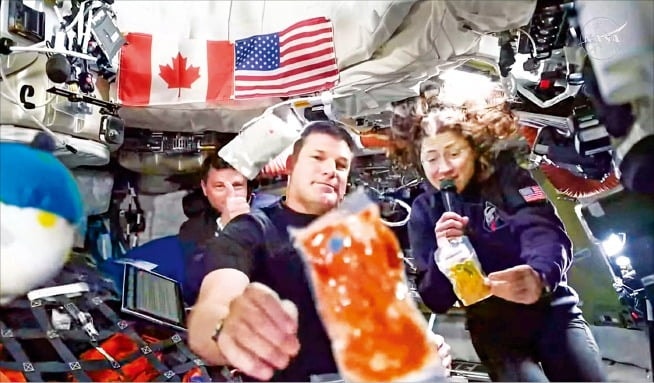 반환점 돈 아르테미스…지구보다 달에 더 가까이 갔다