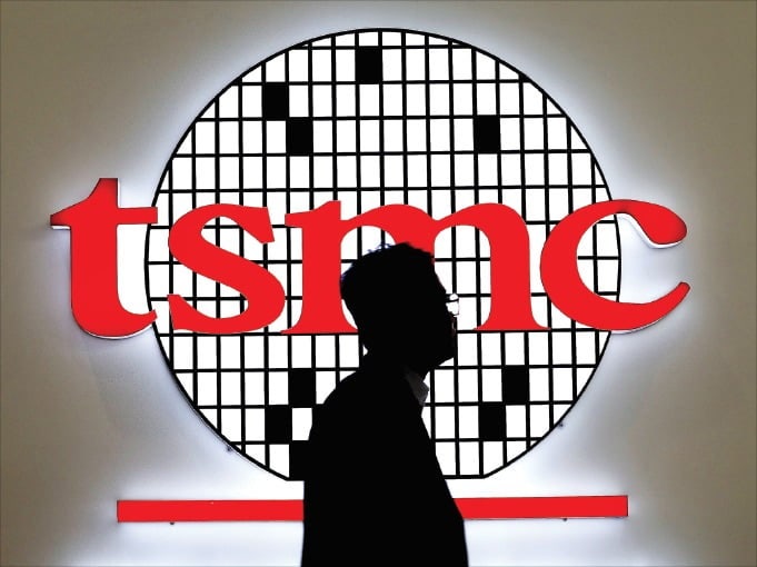 '파운드리 2.0'이 뭐길래…점유율 TSMC 38%·삼성전자 4%
