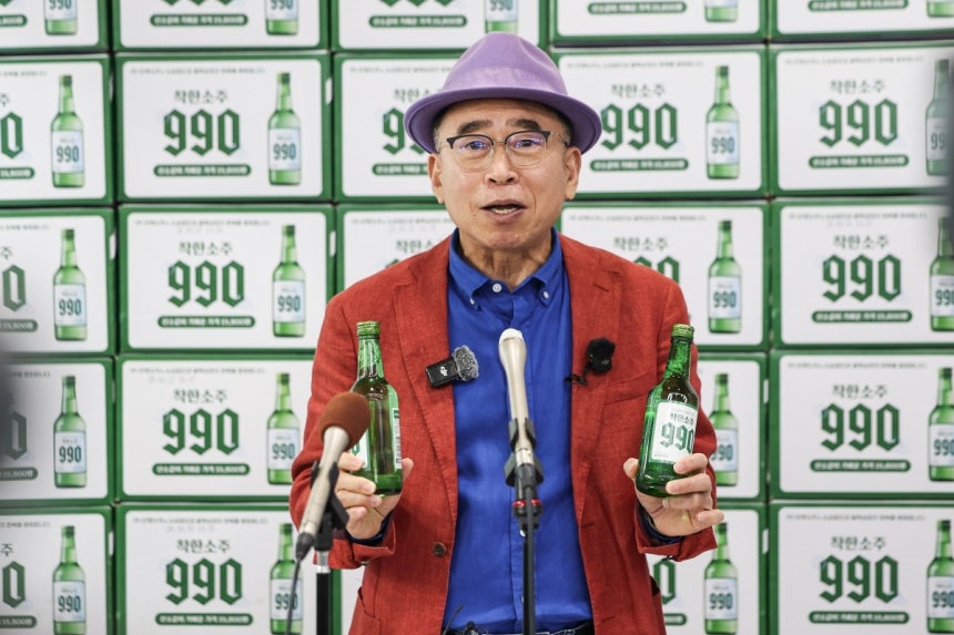 조웅래 선양소주 회장이 6일 오전 서울 송파구 농수산물도매시장 가락몰 다농마트에서 언론 인터뷰를 진행하고 있다.임형택 기자