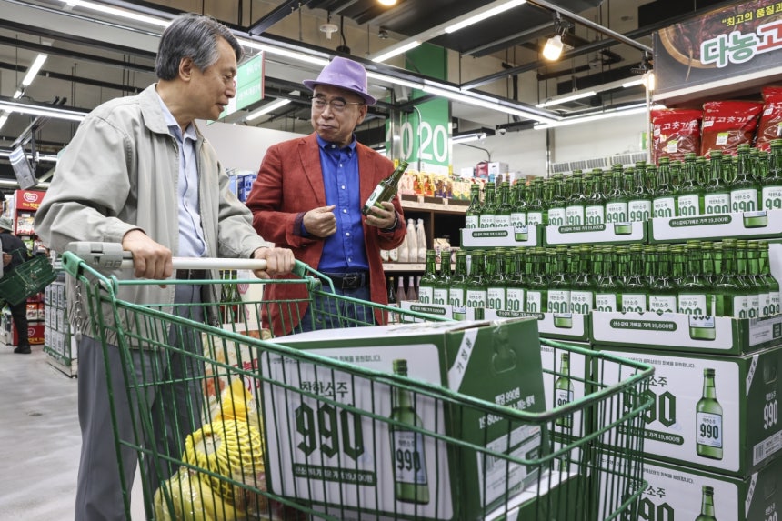 조웅래 선양소주 회장(오른쪽)이 6일 오전 서울 송파구 농수산물도매시장 가락몰 다농마트에서 한 소비자에게 '착한소주 990'을 소개하고 있다.'착한소주 990'은 조웅래 회장이 직접 광고 모델로 참여해 마케팅 비용