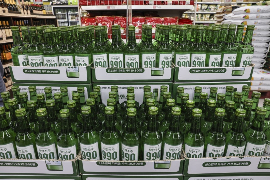 6일 오전 서울 송파구 농수산물도매시장 가락몰 다농마트에 진열된 '착한소주 990'.임형택 기자