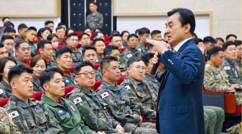 안규백 "최전방 병력 75% 감축"…로봇·드론이 대체