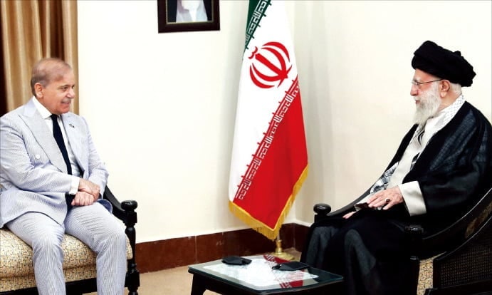 '뜻밖의 해결사' 된 파키스탄…트럼프 신임 업고 형제국 이란 설득