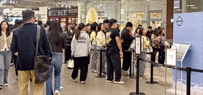 "넥스트 두쫀쿠 300개"…식음료 팝업 힘주는 백화점