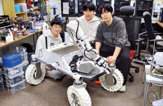 KAIST 학부생 팀 "동아리방서 쪽잠 자며 만든 로봇, 세계 무대 섭니다"