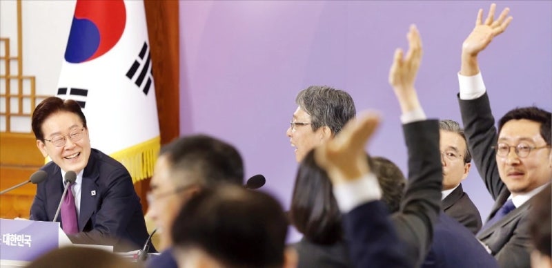 "정규직화   강제하기 위한 제도, 오히려 2년 이하 고용 강제"