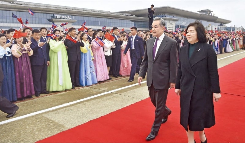 7년 만에 방북한 왕이…美北정상회담 조율하나