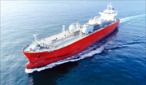 HD현대重, 암모니아 추진선 세계 최초로 바다에 띄웠다