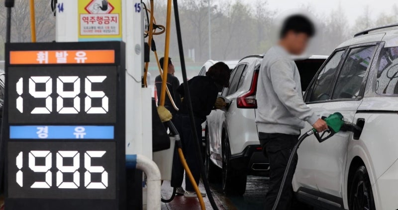 [속보] 석유 '3차 최고가격' 동결…휘발유·경유 2000원대 초반 전망