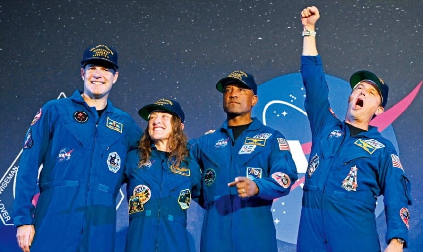 < &ldquo;우리는 영원히 하나로 묶여 있다&rdquo; > 1972년 이후 처음으로 사람을 싣고 달 궤도 비행에 성공한 아르테미스 2호 승무원들이 11일(현지시간)