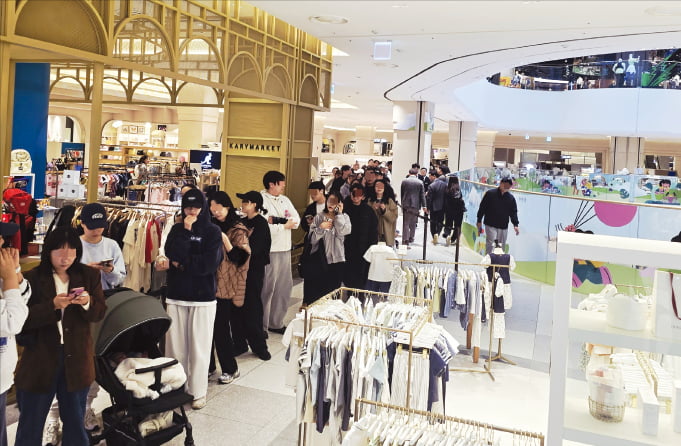 롯데백화점 동탄점 뉴발란스 키즈 매장에 고객들이 몰려있다. 오형주 기자