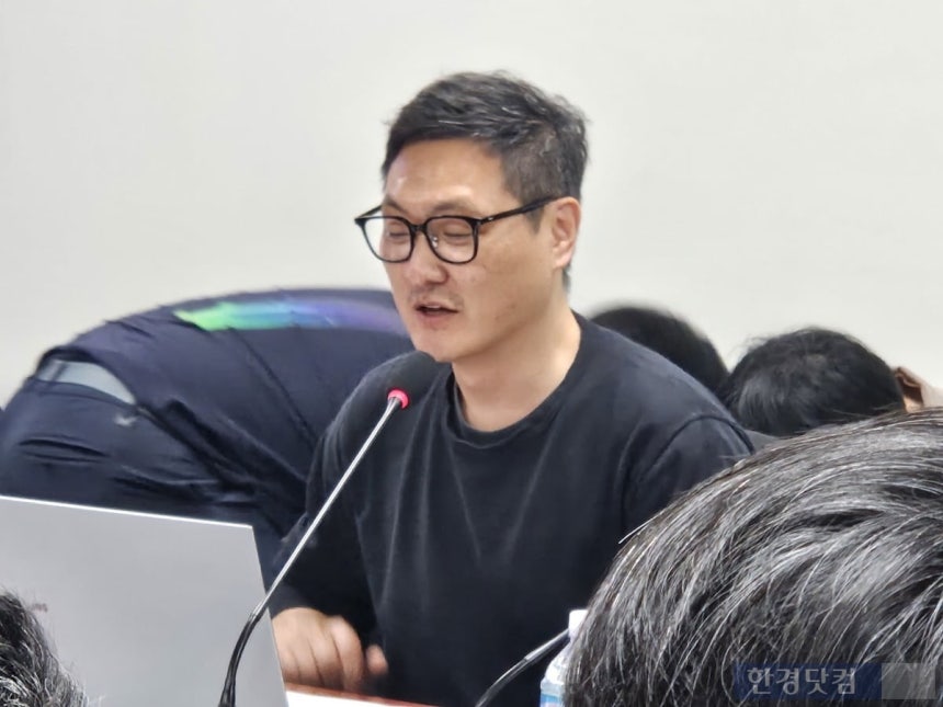 15일 더불어민주당 게임특위 주최로 국회의원회관에서 열린 'AI 시대의 K-게임, 노동자에게 길을 묻다' 간담회에서 김상호 넥슨 노조 지회장이 설문조사 결과를 발표하고 있다. /사진=박수빈 기자